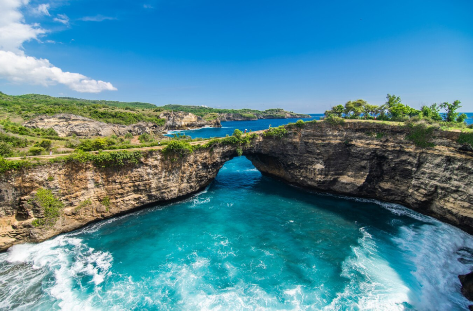 Scenic view of Broken Beach on Nusa Penida, near Nusa Lembongan, Indonesia, offering a remote tropical island vibe outside the Caribbean.