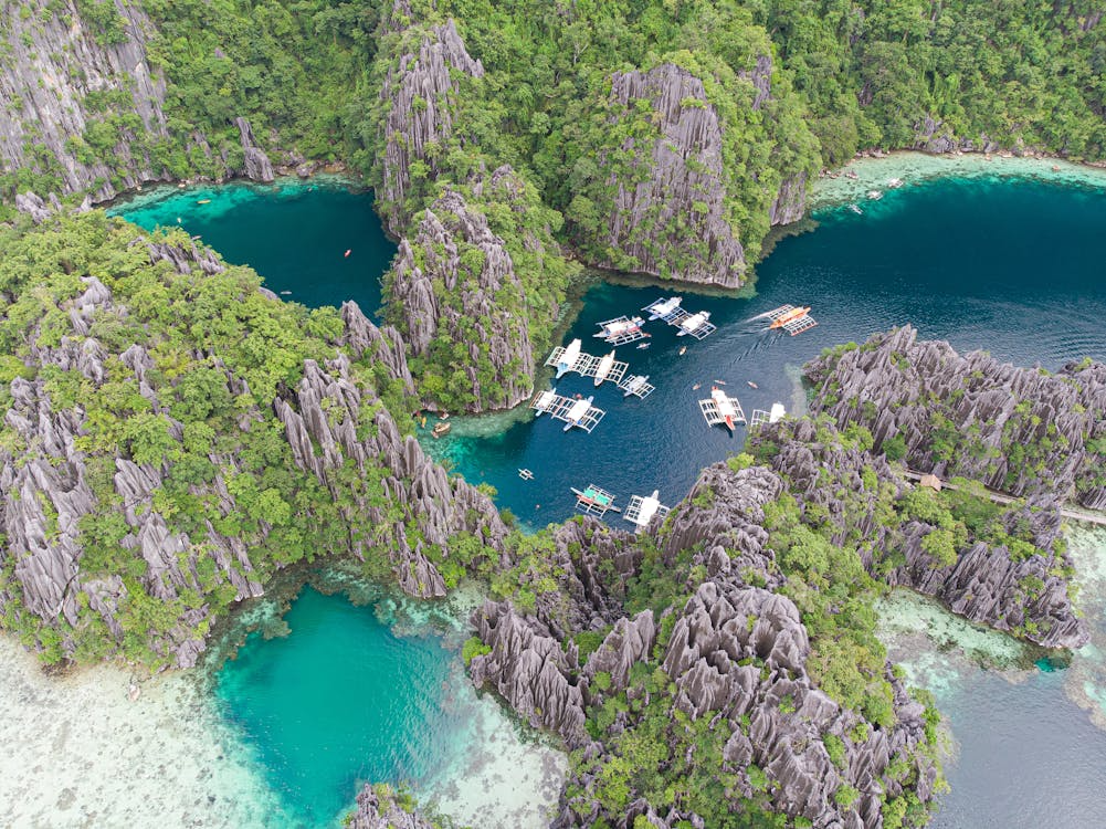 Coron Palawan lagoon showing one of the best Maldives alternatives.